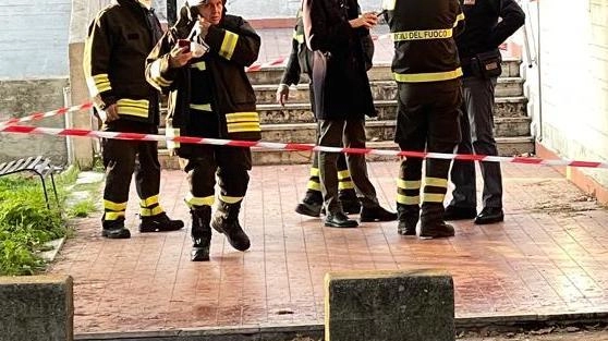 Vigili del fuoco e agenti della polizia tornano oggi nell’appartamento di via XX Settembre in cui nella notte di San...