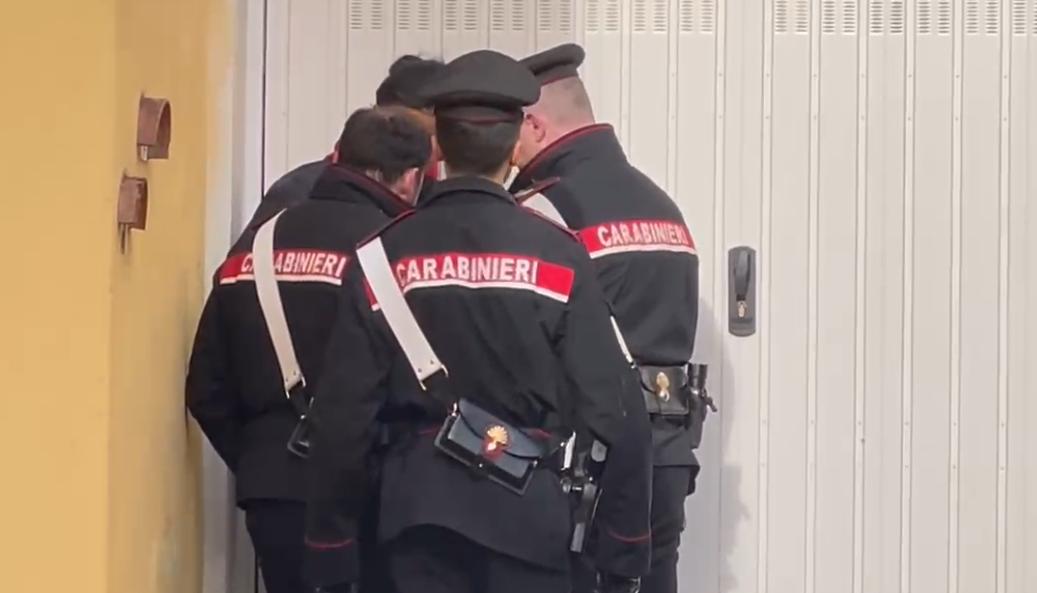 Tensioni ai funerali di Maati, spunta un coltello. Rissa sfiorata, arrivano i carabinieri