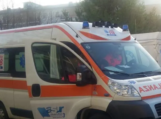 Auto nel dirupo, muore a 70 anni . Un residente tenta di salvarlo ma rimane ustionato alle mani