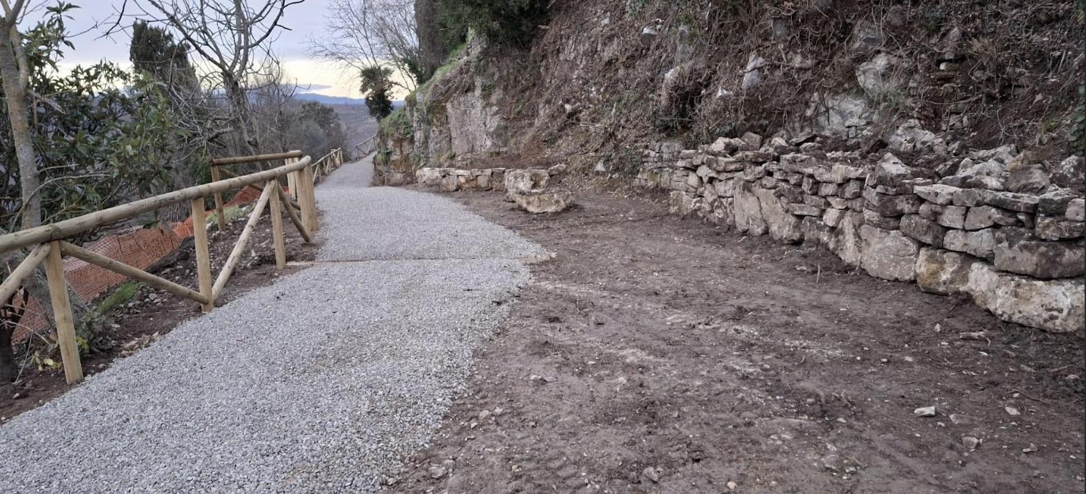 Percorso pedonale adiacente alle mura del borgo di Civitella: completato l’intervento