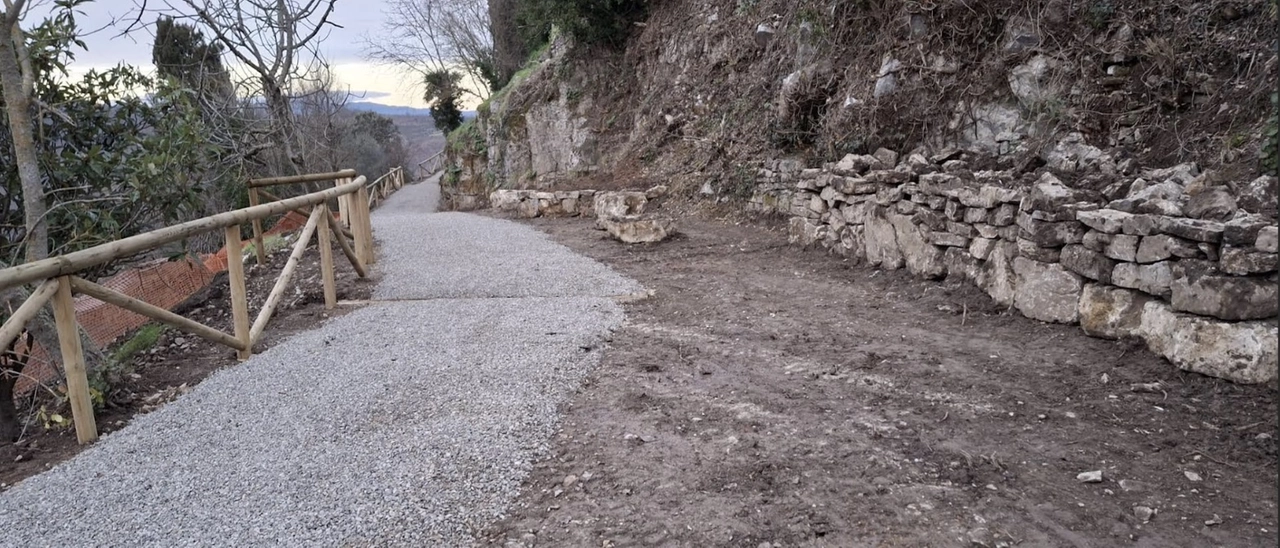 Percorso pedonale adiacente alle mura del borgo di Civitella: completato l’intervento