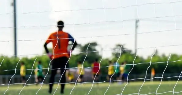 Calcio amatoriale e violenza, rissa in campo e sugli spalti: due giocatori all’ospedale