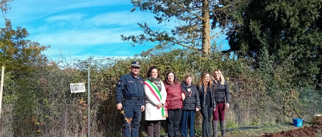 I Carabinieri Forestali del Nucleo di Chiusi hanno piantato una talea dell’Albero di Falcone alla scuola svolgendo un incontro di educazione alla legalità ambientale