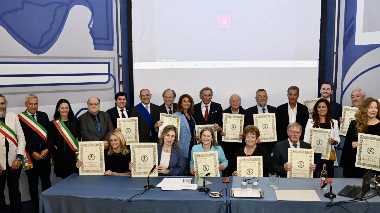 La foto di gruppo scattata ieri all’auditorium della Fondazione Banca del Monte con tutti i Lucchesi all’estero premiati e le autorità (foto Alcide)