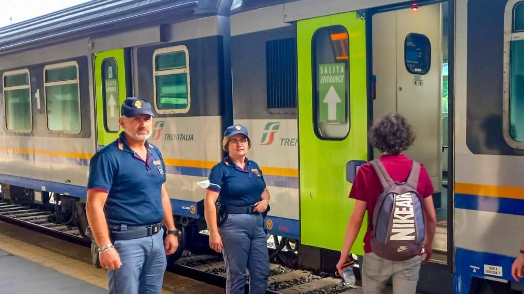 La Polizia Ferroviaria intensifica i controlli nelle stazioni e sui treni della provincia di Perugia per contrastare la microcriminalità e garantire la sicurezza dei passeggeri. Sono state controllate 414 persone e effettuati servizi antiborseggio.