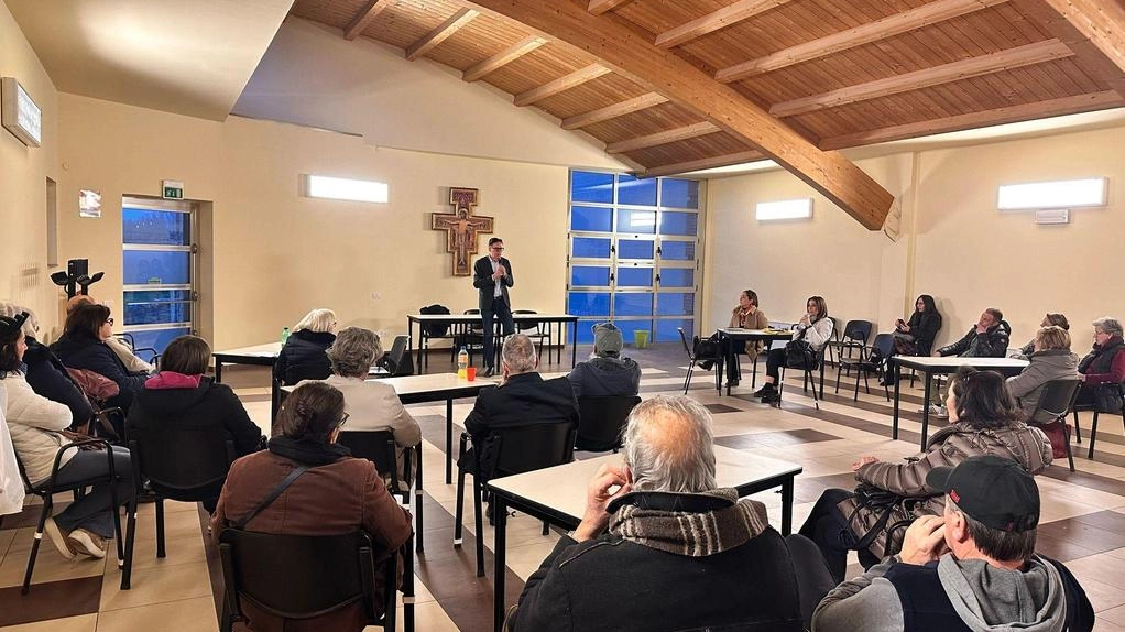 Un momento dell’assemblea pubblica di ieri nella sala parrocchiale di Putignano