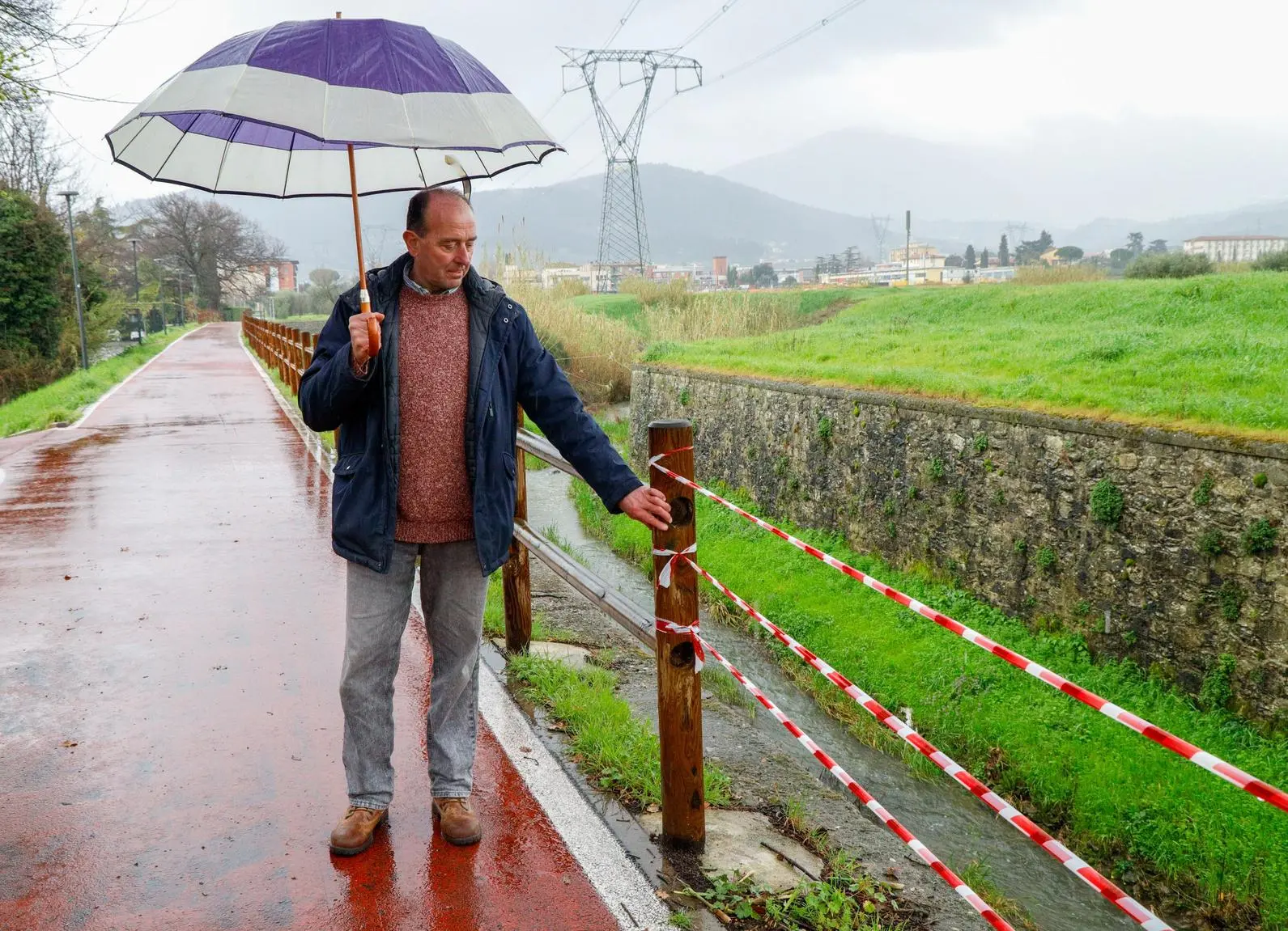 I vandali sono scatenati. Rovinata la staccionata