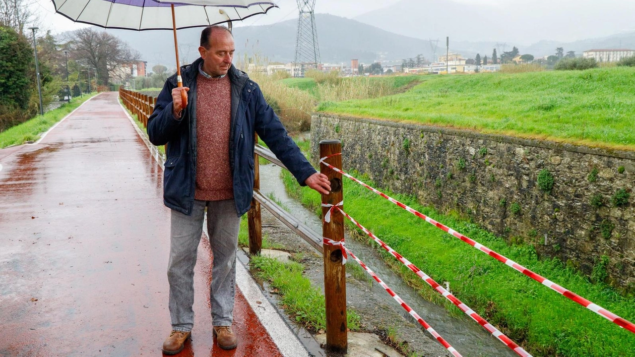 La recinzione è stata gettata nel torrente. L’assessore: "Gesto inqualificabile"