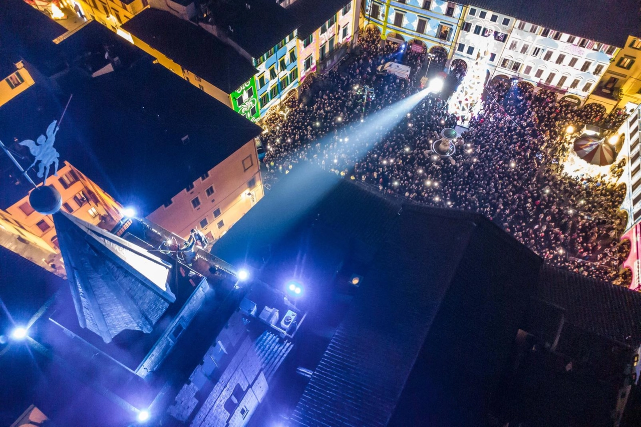 Piazza Farinata degli Uberti in attesa della Befana (Foto Gasperini/Germogli)