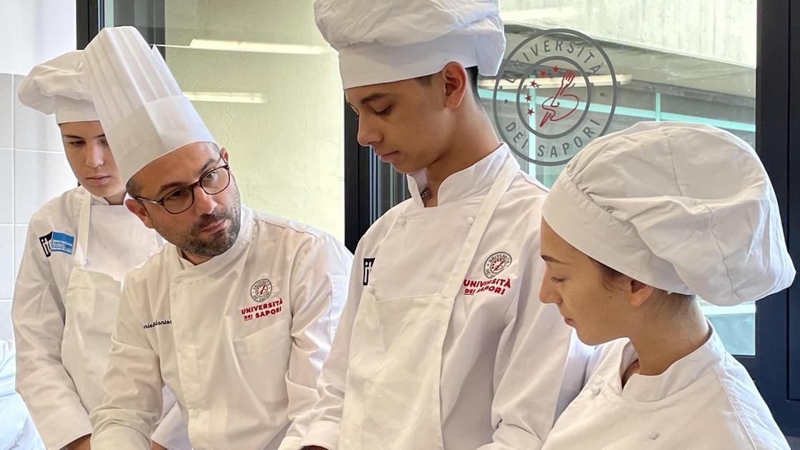 Gli studenti delle medie con le mani in pasta. Esperienza in cucina