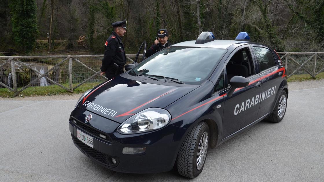 È ai domiciliari e spaccia hashish. I carabinieri arrestano lui e la moglie