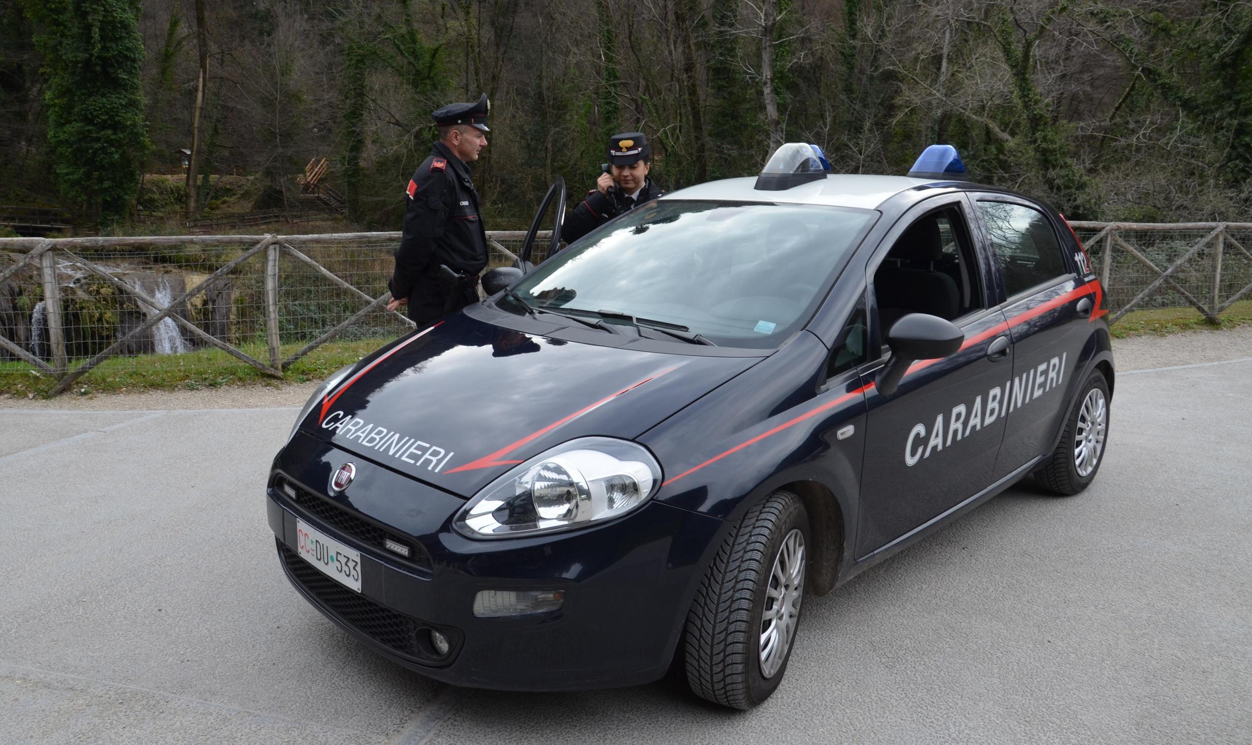 È ai domiciliari e spaccia hashish. I carabinieri arrestano lui e la moglie