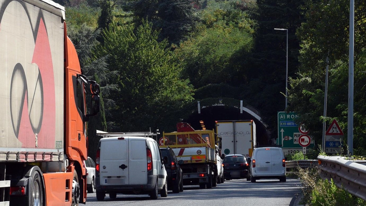 Anas sostituirà lo spartitraffico sul raccordo Perugia-Bettolle di notte per migliorare la sicurezza stradale, con deviazioni e chiusure mirate per limitare i disagi.