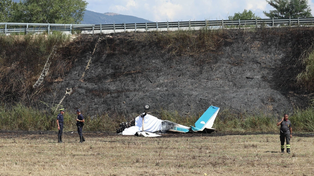 Due le vittime della tragedia di Maratta. L’aereo era da poco decollato dall’Aviosuperficie “Leonardi“. Indagano Procura, Polizia e Agenzia per il volo: ipotesi avarìa. La manovra del pilota scongiura la strage.