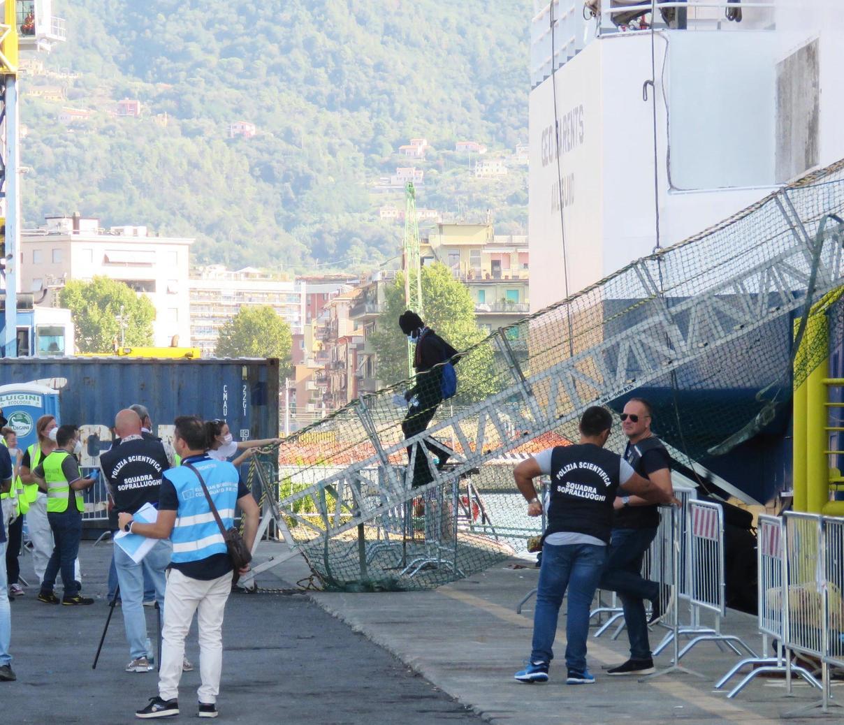 Nave di Emergency salva 35 migranti, Spezia sarà il ’porto sicuro’