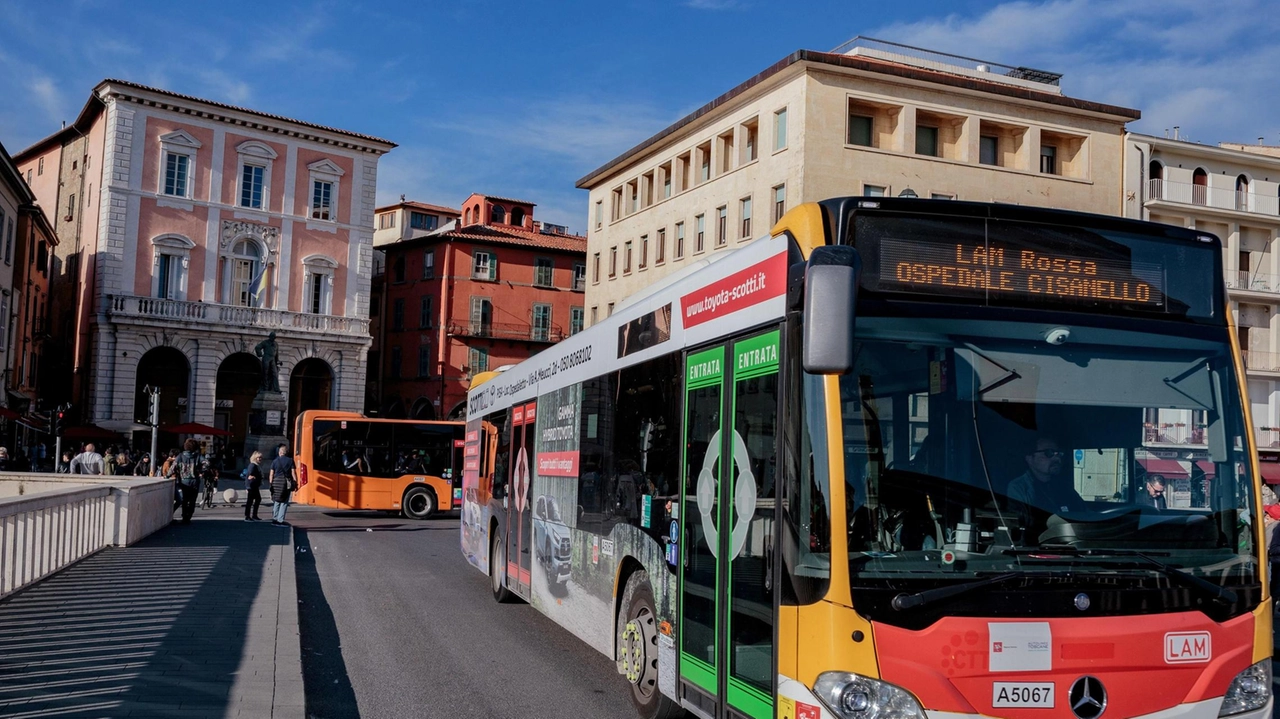 Un autobus in transito sul Ponte di Mezzo Il Comune ha trovato un accordo con Autolinee Toscane per alcune tratte