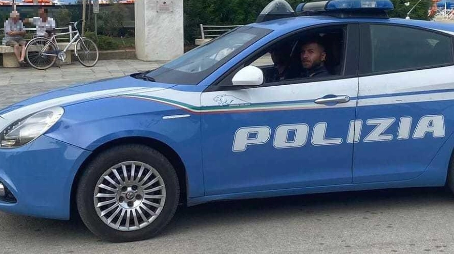 Danneggia una volante con una pietra: arrestato