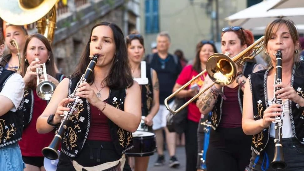 Si è conclusa la prima parte del Manciano Street Music Festival, con band di strada che hanno animato il borgo. Prossimi appuntamenti con concerti e iniziative culturali.