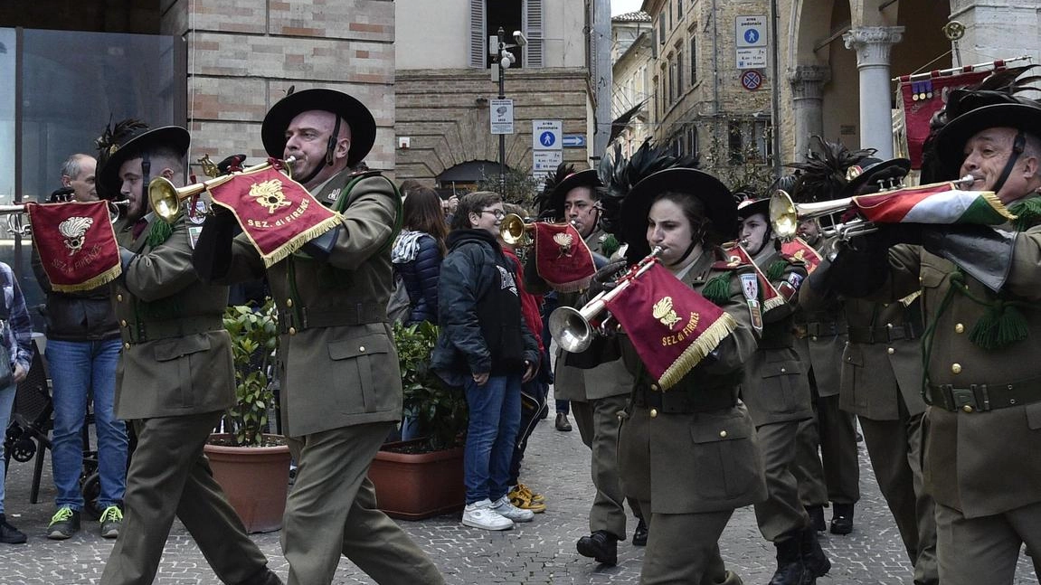 Concerto in piazza  della Fanfara Bersaglieri. Sfilata in corso Vannucci