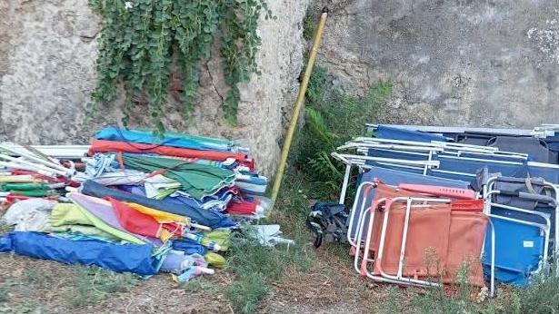 Lettini abusivi in spiaggia, più di cento abbandonati. Scatta il maxi sequestro