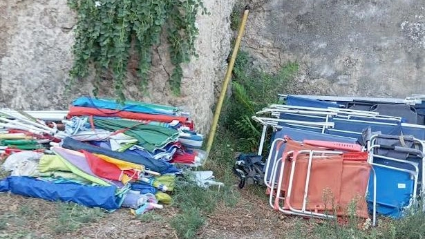 L’operazione della polizia municipale e della guardia costiera per mettere fine all'abitudine di parcheggiare lettini e ombrelloni abusivi in spiaggia