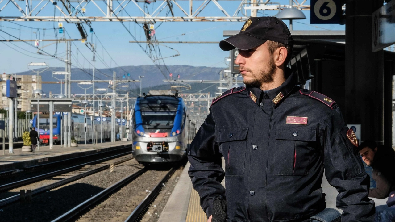 I controlli della polizia alle stazioni (Foto Archivio)