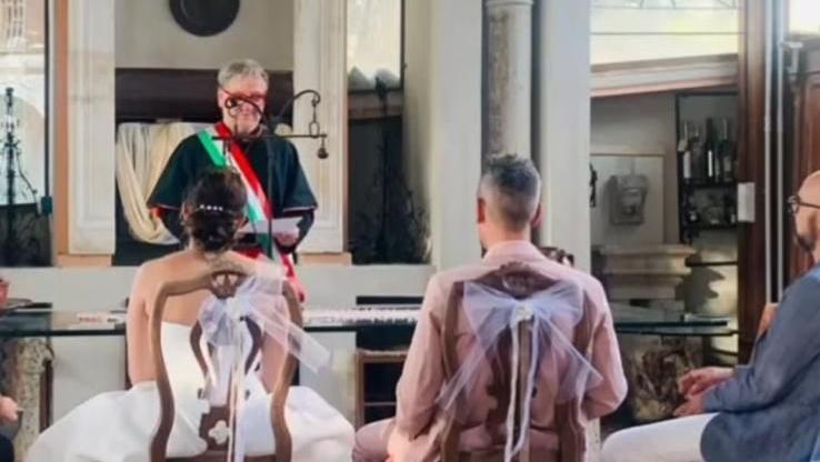 Consigliere vestito da cardinale e con la fascia tricolore ‘celebra’ il matrimonio: “Era solo uno scherzo”