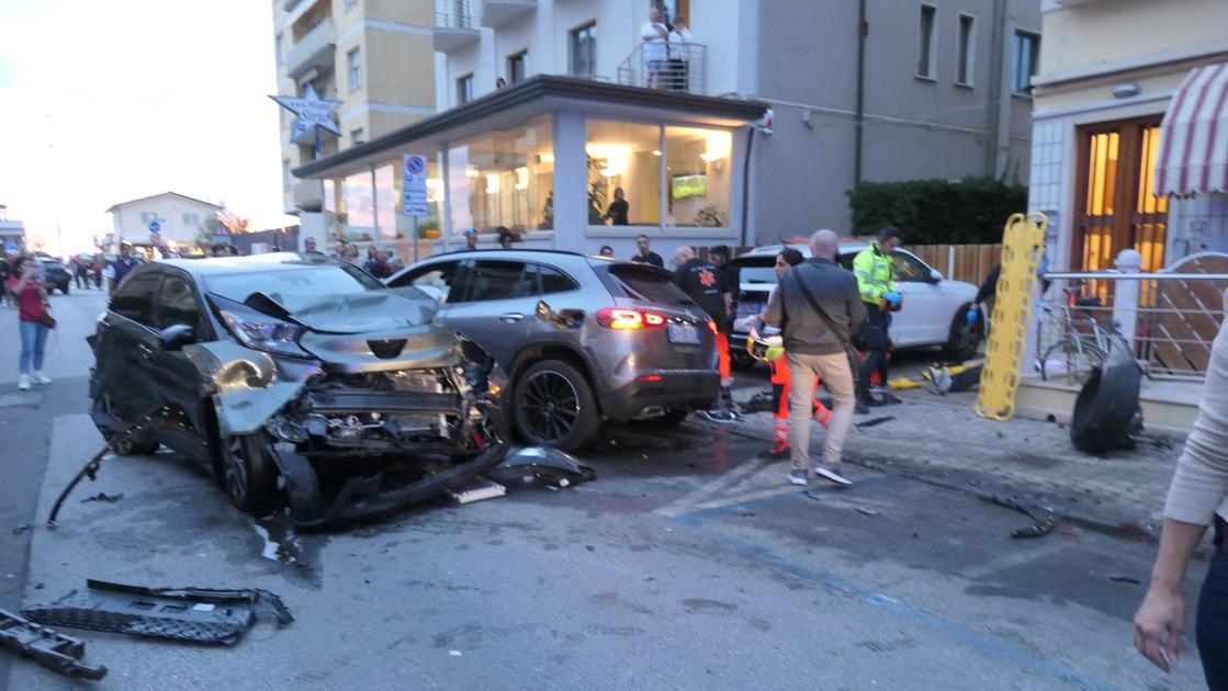 Auto investe otto persone, due morti. Tragedia in Versilia