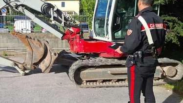 I Carabinieri di Orbetello hanno recuperato un escavatore rubato grazie al monitoraggio satellitare. Il mezzo è stato individuato lungo l'Aurelia e restituito alla ditta proprietaria in Lombardia.