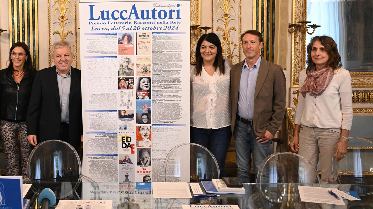 Un momento della presentazione a palazzo Orsetti della trentesima edizione di “LuccAutori“ abbinato al Premio Letterario Racconti nella Rete (foto Alcide)