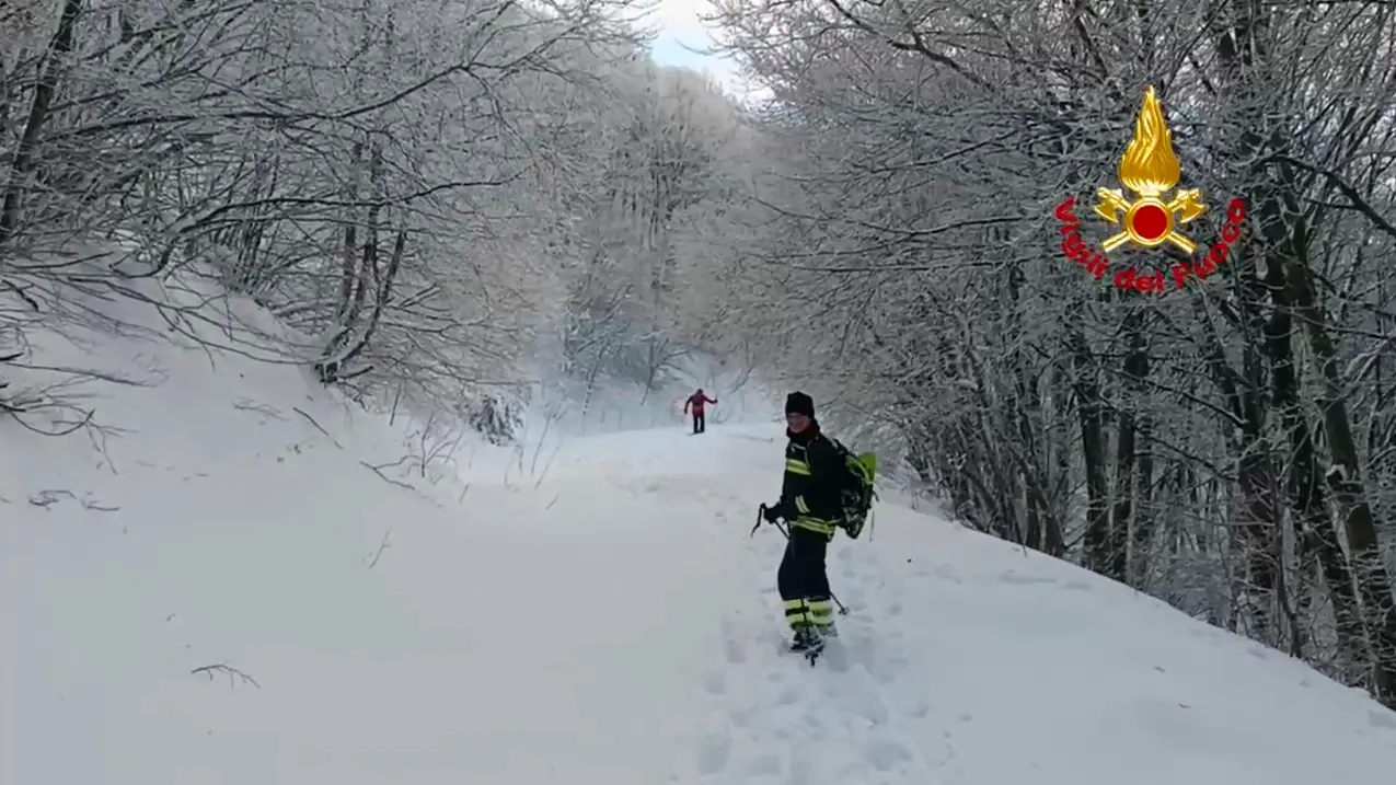 Sciatore si perde nella nebbia, soccorso dai vigili del fuoco