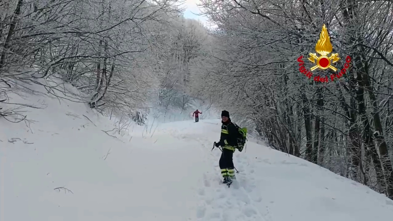 Sciatore si perde nella nebbia, soccorso dai vigili del fuoco / 