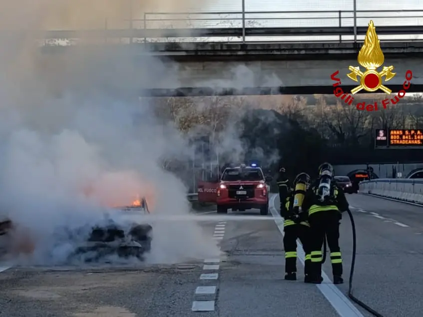 Auto prende fuoco sulla E45, il conducente si mette in salvo