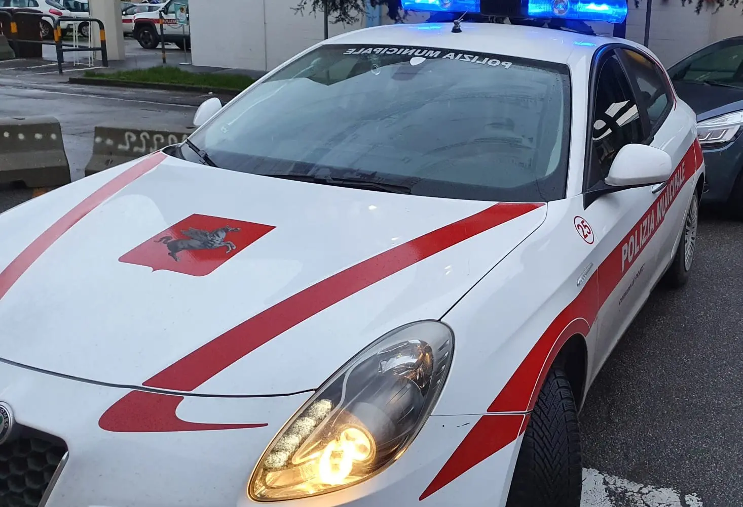 Urta due auto parcheggiate e scappa, ritrovato dalla polizia municipale