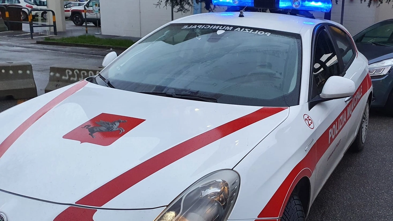 Urta due auto parcheggiate e scappa, ritrovato dalla polizia municipale