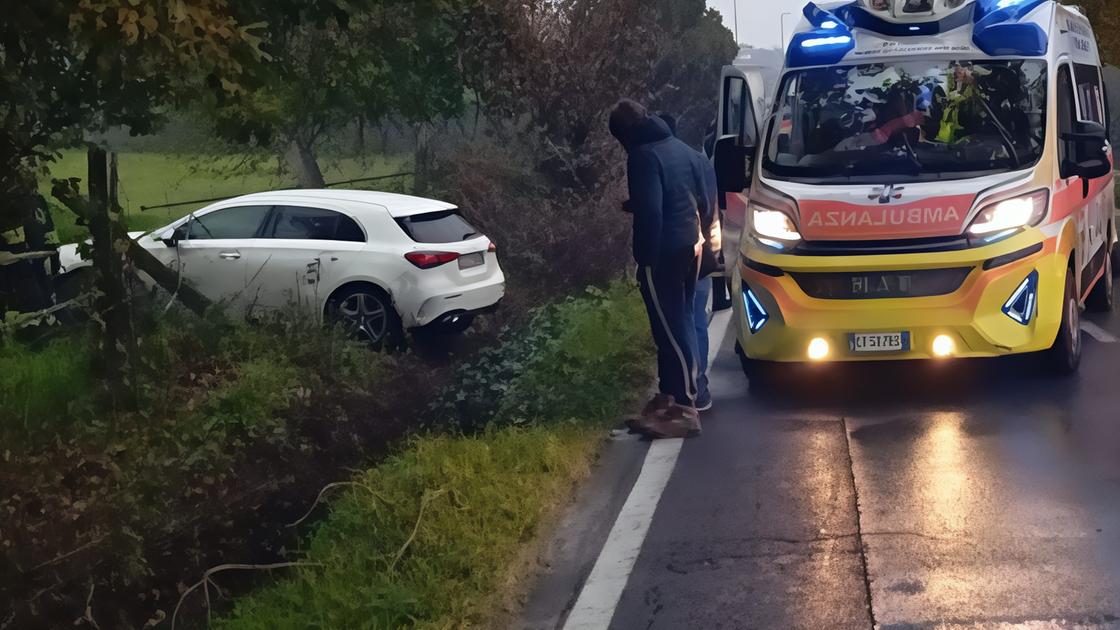 Auto nel fossato. Un 38enne in codice rosso