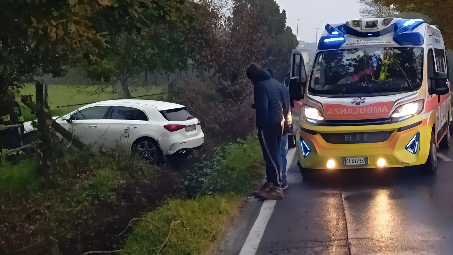 Incidente a Fucecchio: auto finisce nel fossato, tre feriti