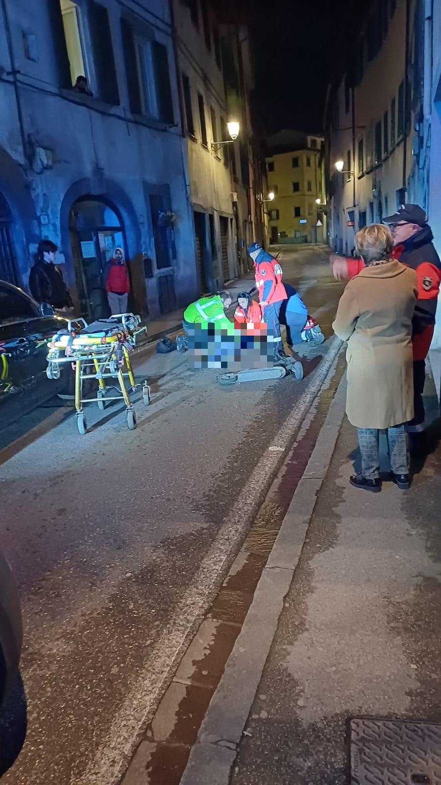 Monopattinista investito da un van pirata in via Santa Margherita