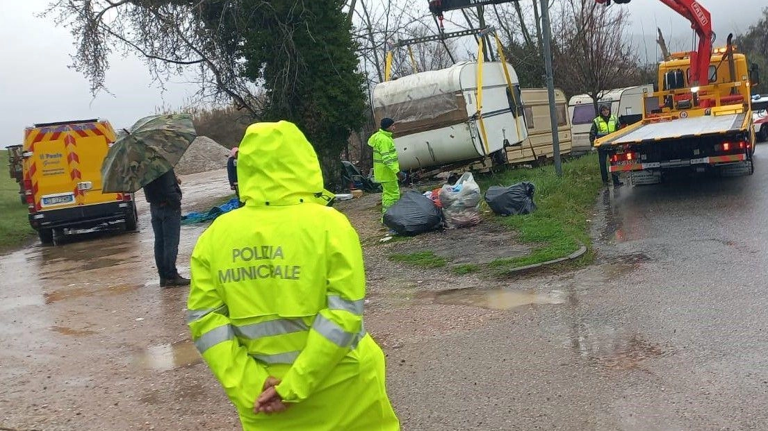 L’operazione di rimozione roulotte sempre in via Rotta avvenuta nel febbraio scorso: nella stessa area adesso c’è un nuovo insediamento abusivo