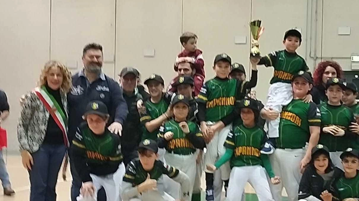 Nella foto l’assessore Frediani con la squadra dei «Draghetti» DRK Baseball Capannori da domenica campioni toscani categoria Under 12