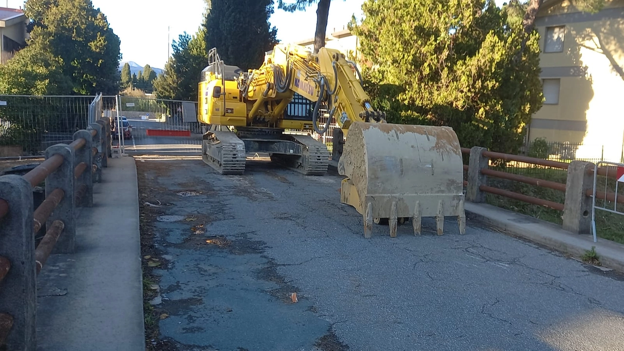 La ruspa sul ponte di Via Falcinello