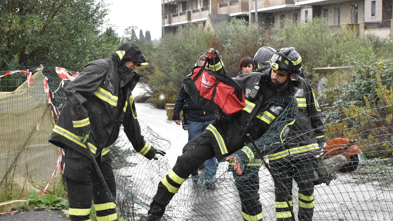 Blizt di Polizia e Vigili del fuoco nello stabile abbandonato di via Lago Maggiore