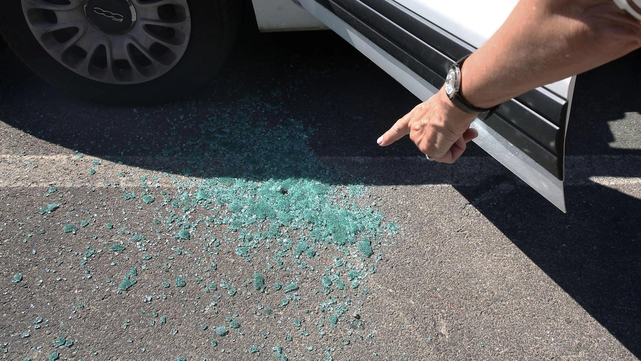 Vetri rotti a terra di un’auto danneggiata (. la foto è di repertorio. ). L’ultimo fatto è accaduto in via Roma in questi giorni, i residenti chiedono più illuminazione