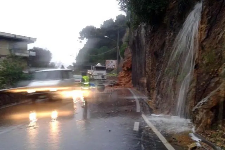 Maltempo In Liguria, Pioggia E Frane: Aurelia Riaperta A Senso Unico A ...