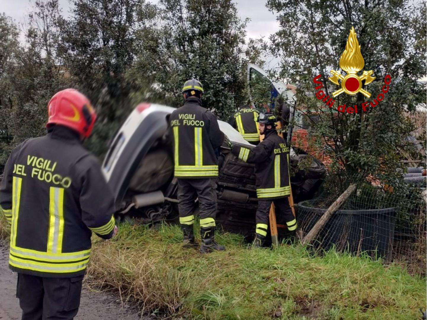 Auto finisce fuori strada nel Pistoiese: conducente salvato