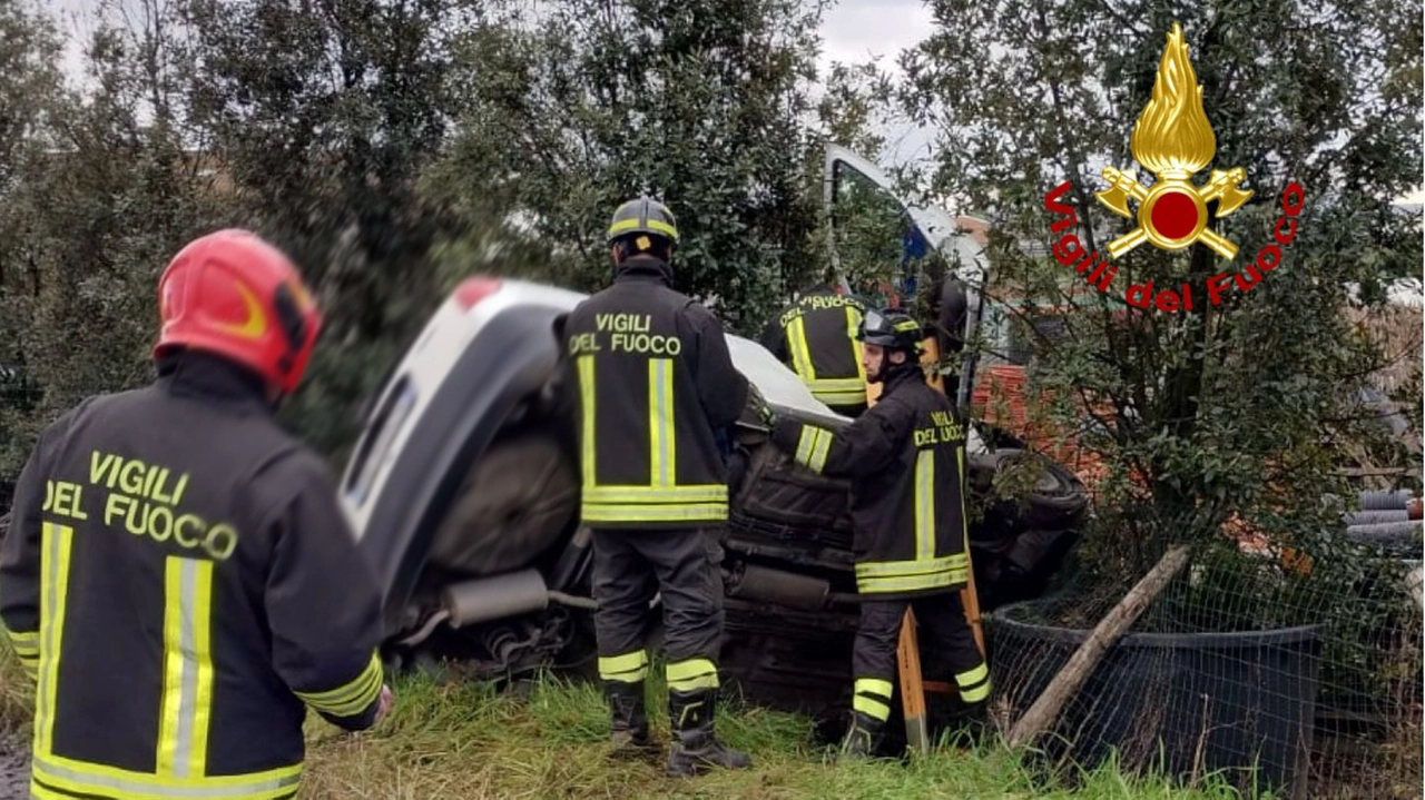 Incidente stradale in via Fiorentina, i vigili del fuoco sul posto