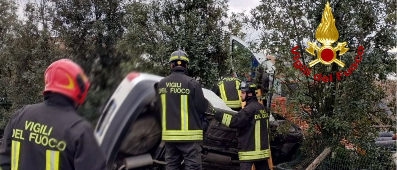 Auto finisce fuori strada nel Pistoiese: conducente salvato