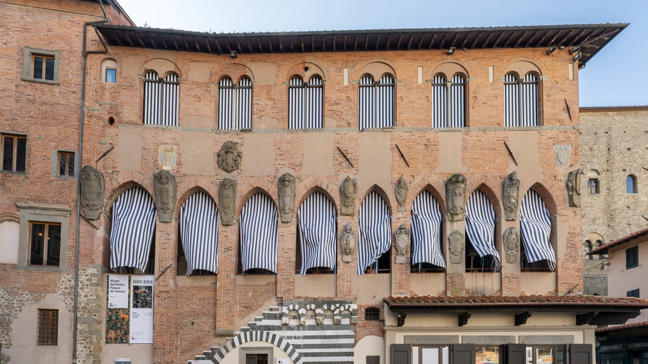 Photo-souvenir: La facciata ai venti, lavoro in situ su due piani, Antico Palazzo dei Vescovi, Pistoia, marzo 2025. Particolare. Courtesy Fondazione Pistoia Musei, foto OKNOstudio, Ela Bialkowska © DB – SIAE Roma