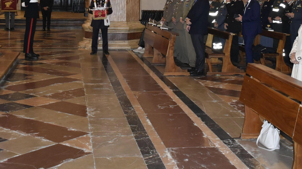 Nella Cattedrale di San Lorenzo a Perugia, celebrata la messa in onore di San Giovanni XXIII, patrono dell'Esercito Italiano. Partecipazione delle autorità e del personale militare, con focus sui valori e il dovere nell'attuale contesto di conflitti.