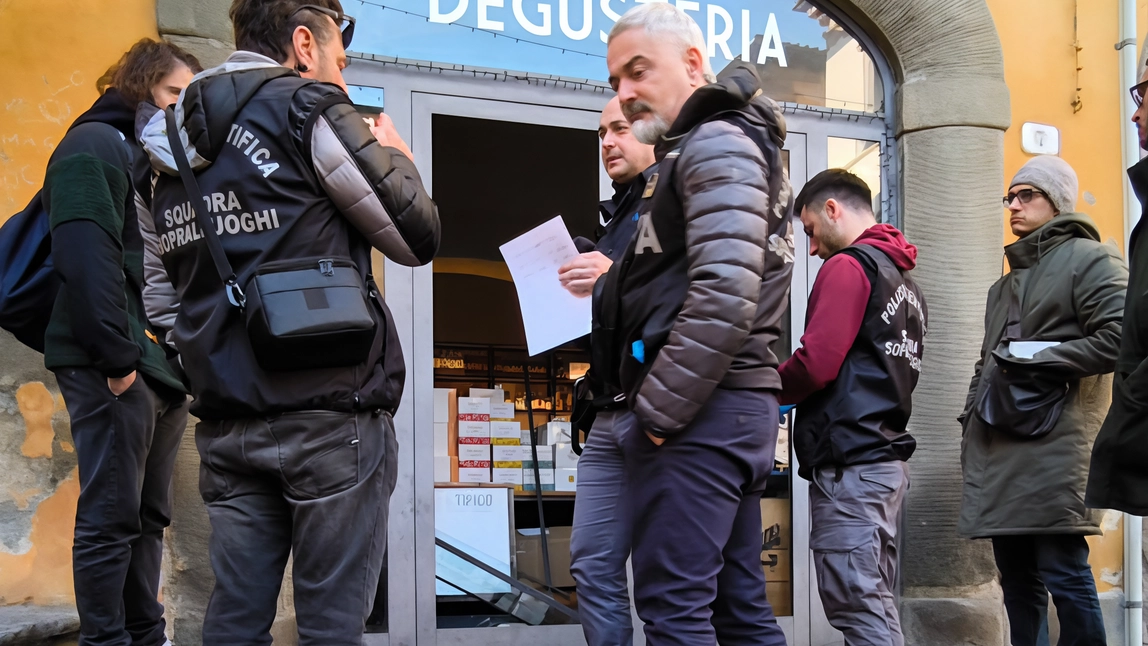 La polizia ieri mattina davanti ad Atipico (foto Attalmi)